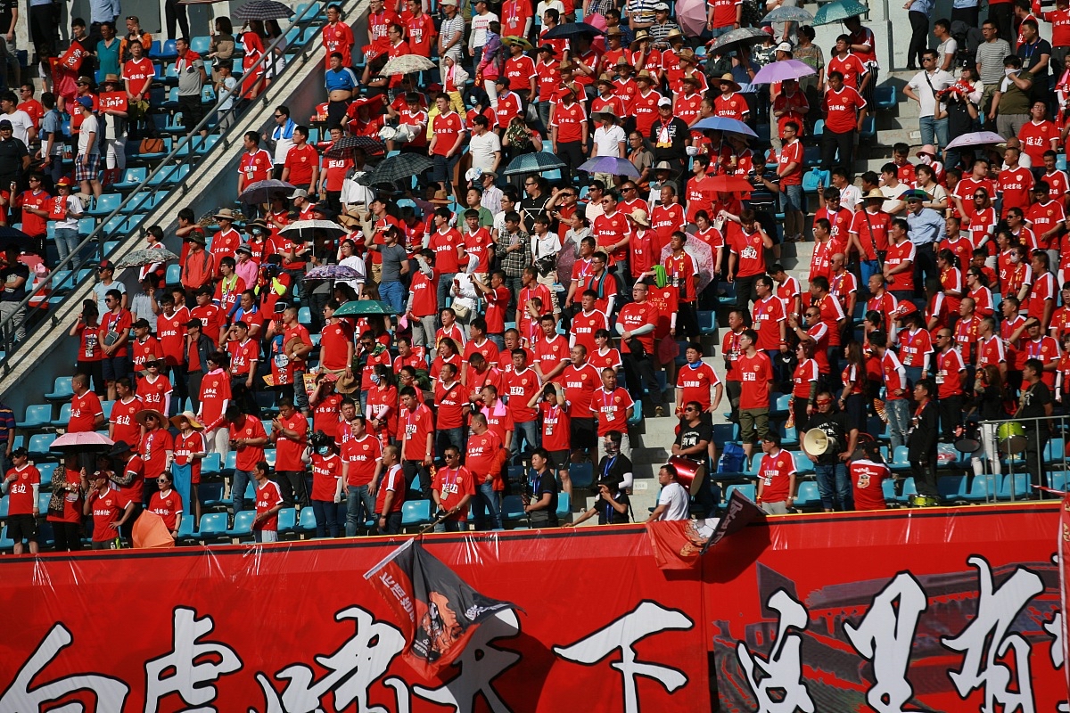 主场气氛热烈，为球队加油打气