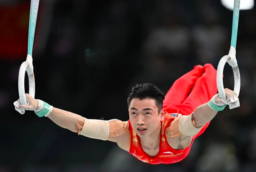 中国运动员在比赛中表现出色，成功晋级