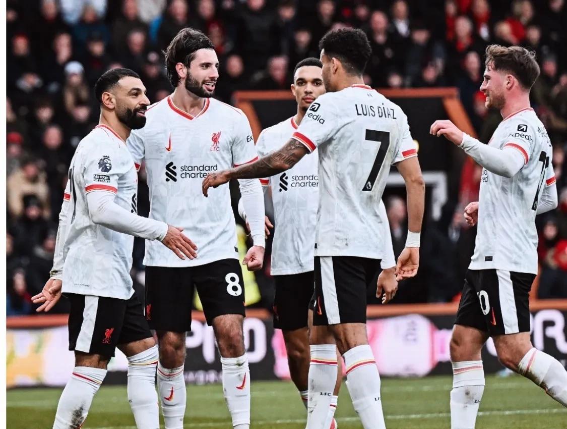 包含利物浦主场收获胜利，稳居榜首的词条