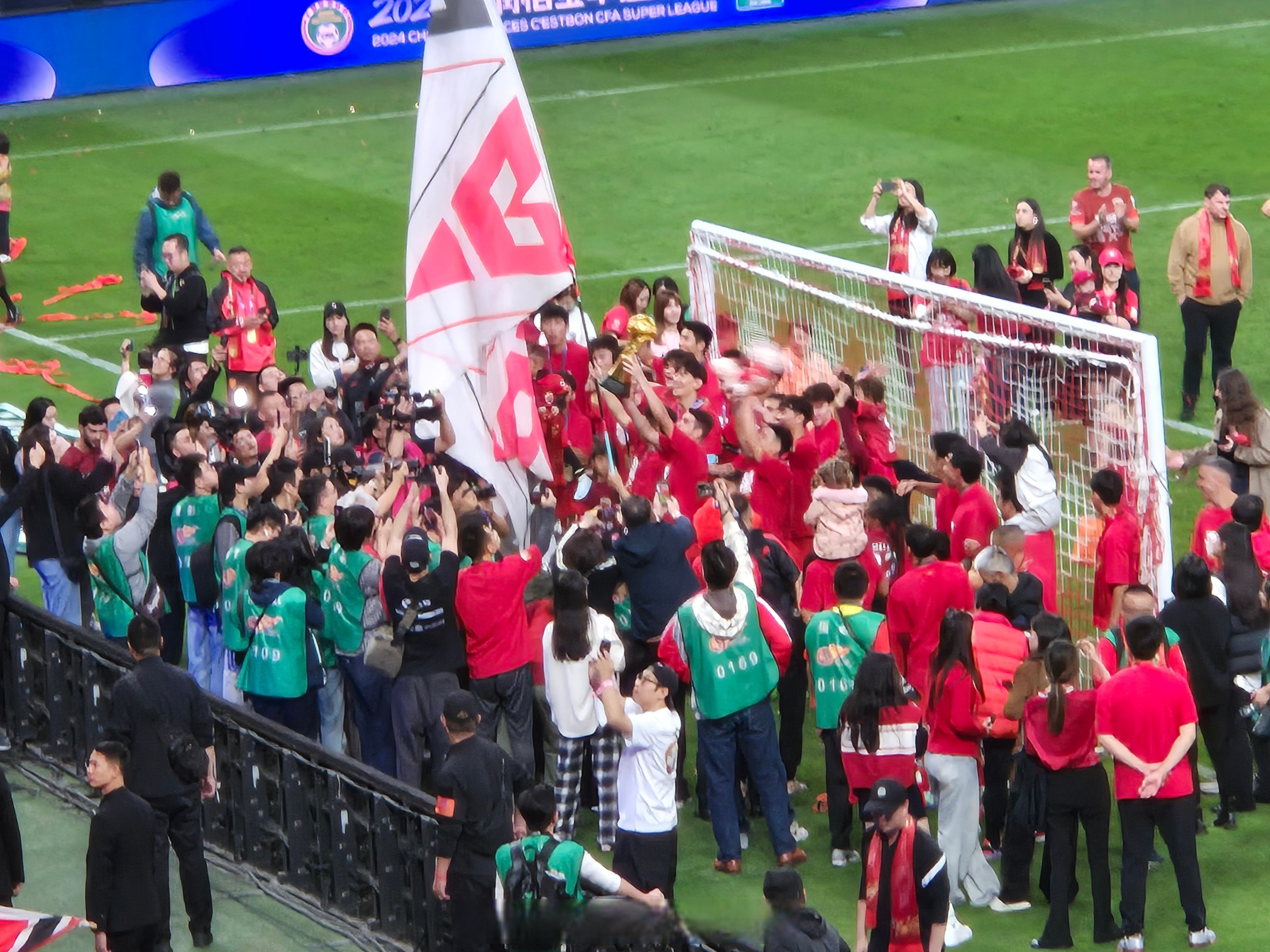 上海上港在场上展现强大实力，夺得胜利的简单介绍