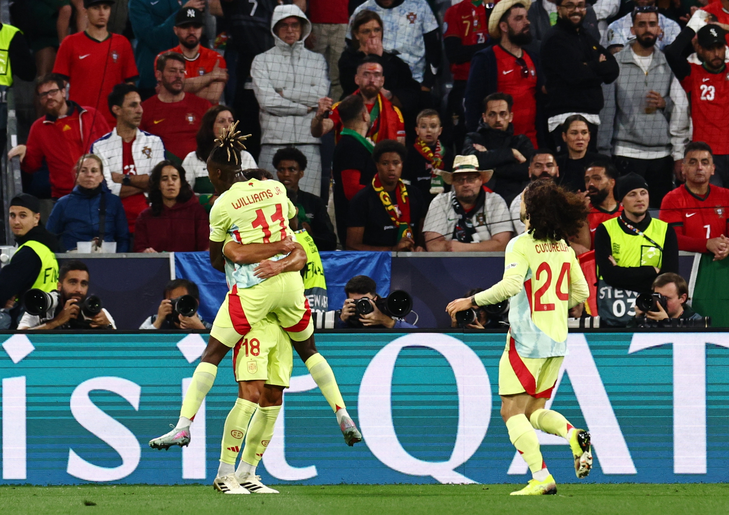 开云体育入口-欧国联赛中场对决，球队拼尽全力争夺胜利