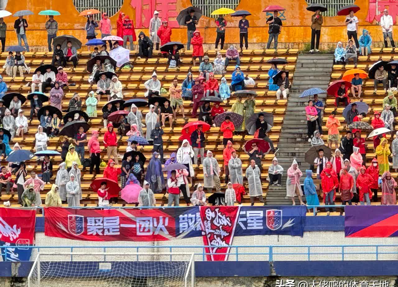 观众疯狂欢呼!球队为荣誉而战 观众疯狂欢呼!球队为荣誉而战