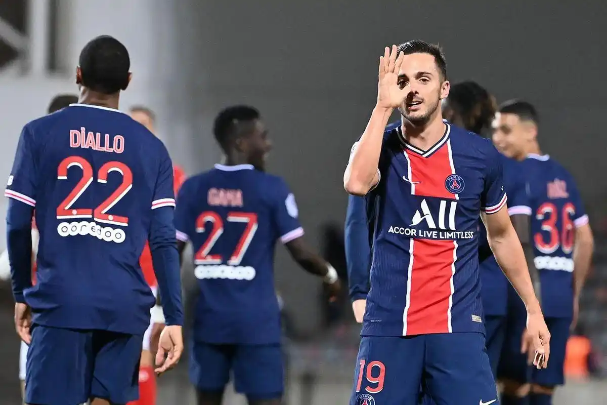 圣埃蒂安俱乐部在比赛中全队出击，取得胜利