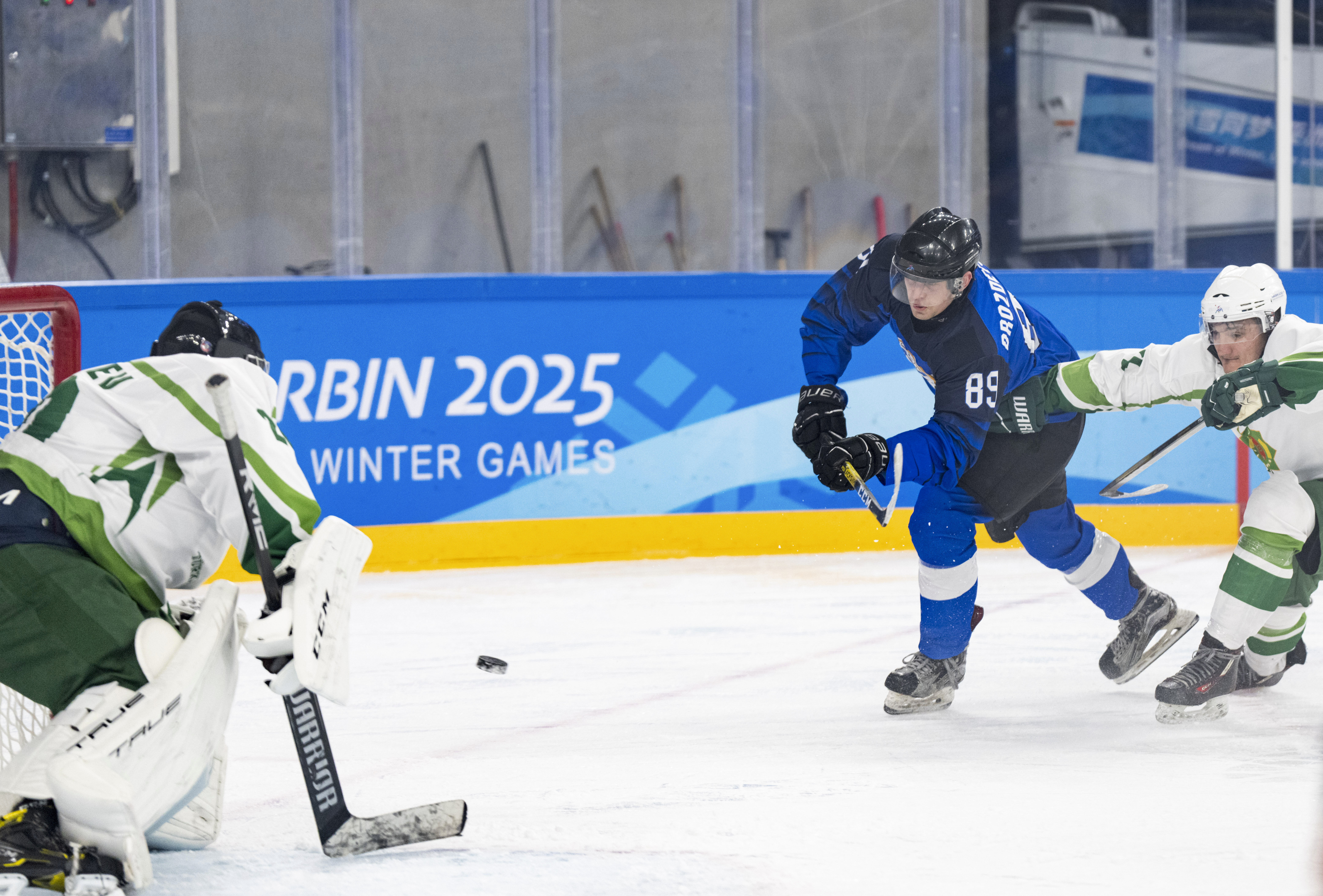 包含冰上曲棍球比赛加拿大队不敌对手获第二的词条