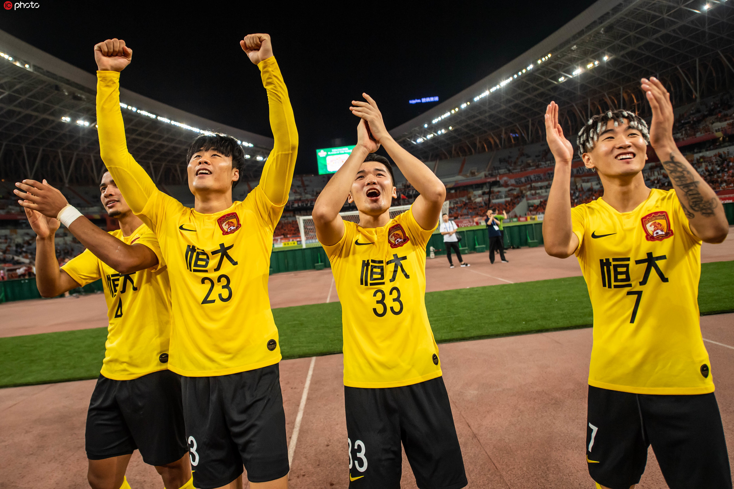 开云体育APP下载-羽毛球赛事中恒大战胜对手成功晋级