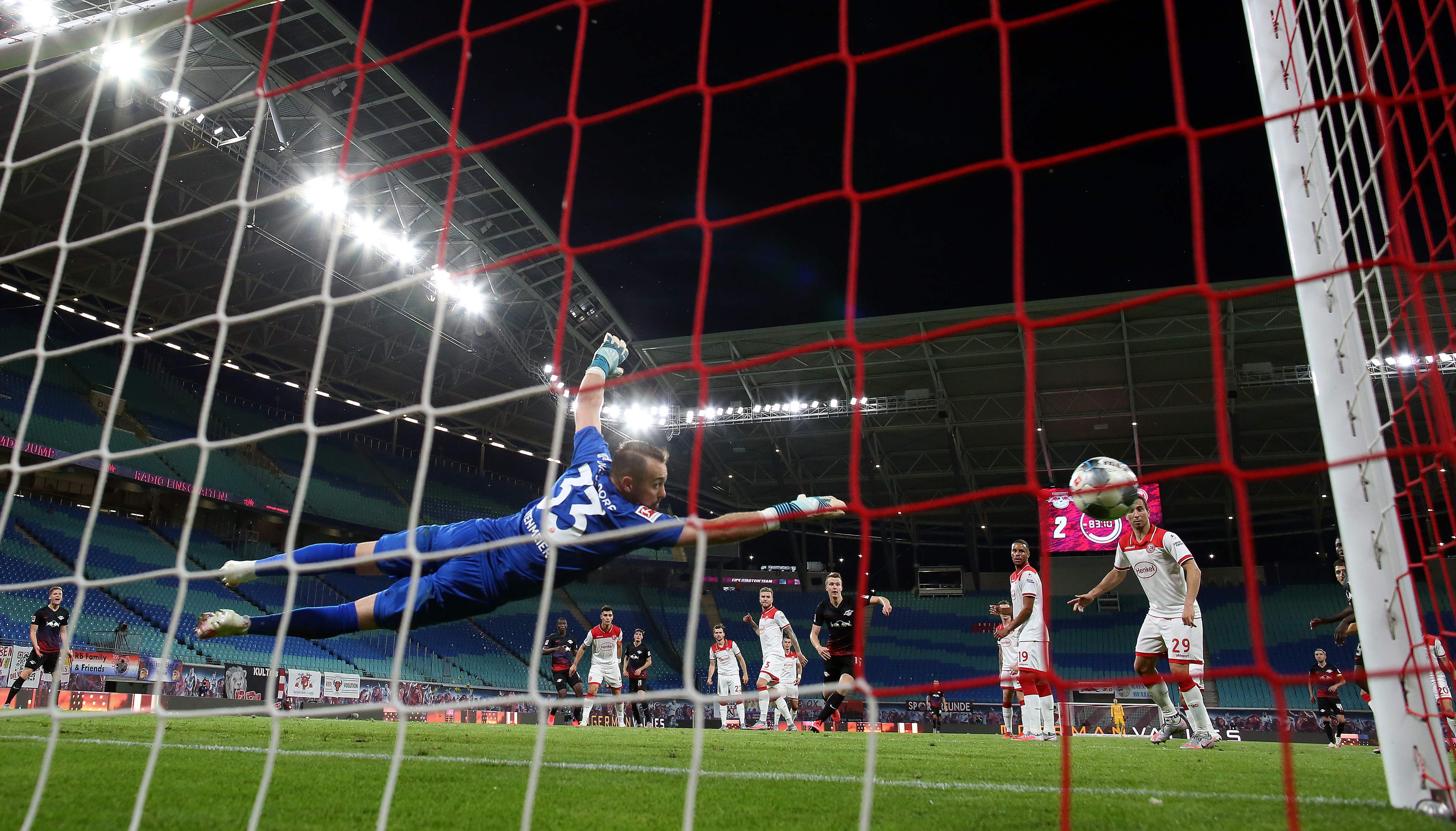 包含瑞士球员在德甲联赛中刷新射门纪录，技惊四座的词条