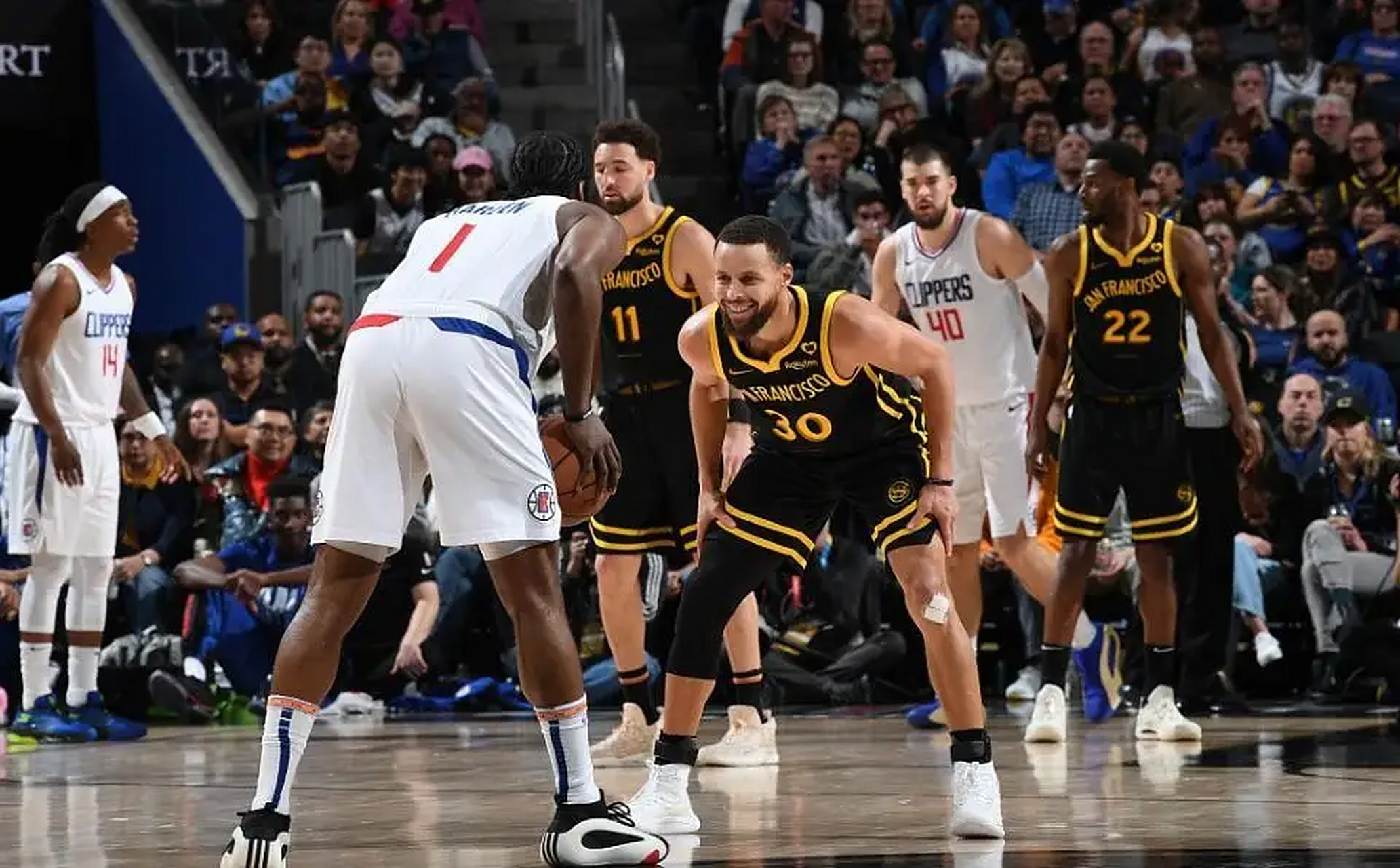 火箭和快船会在场上交锋,场面激烈 火箭和快船会在场上交锋,场面激烈