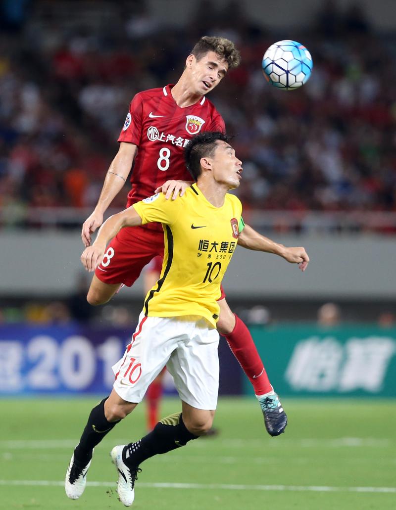 包含广州恒大主场获胜，登顶积分榜，表现优异的词条