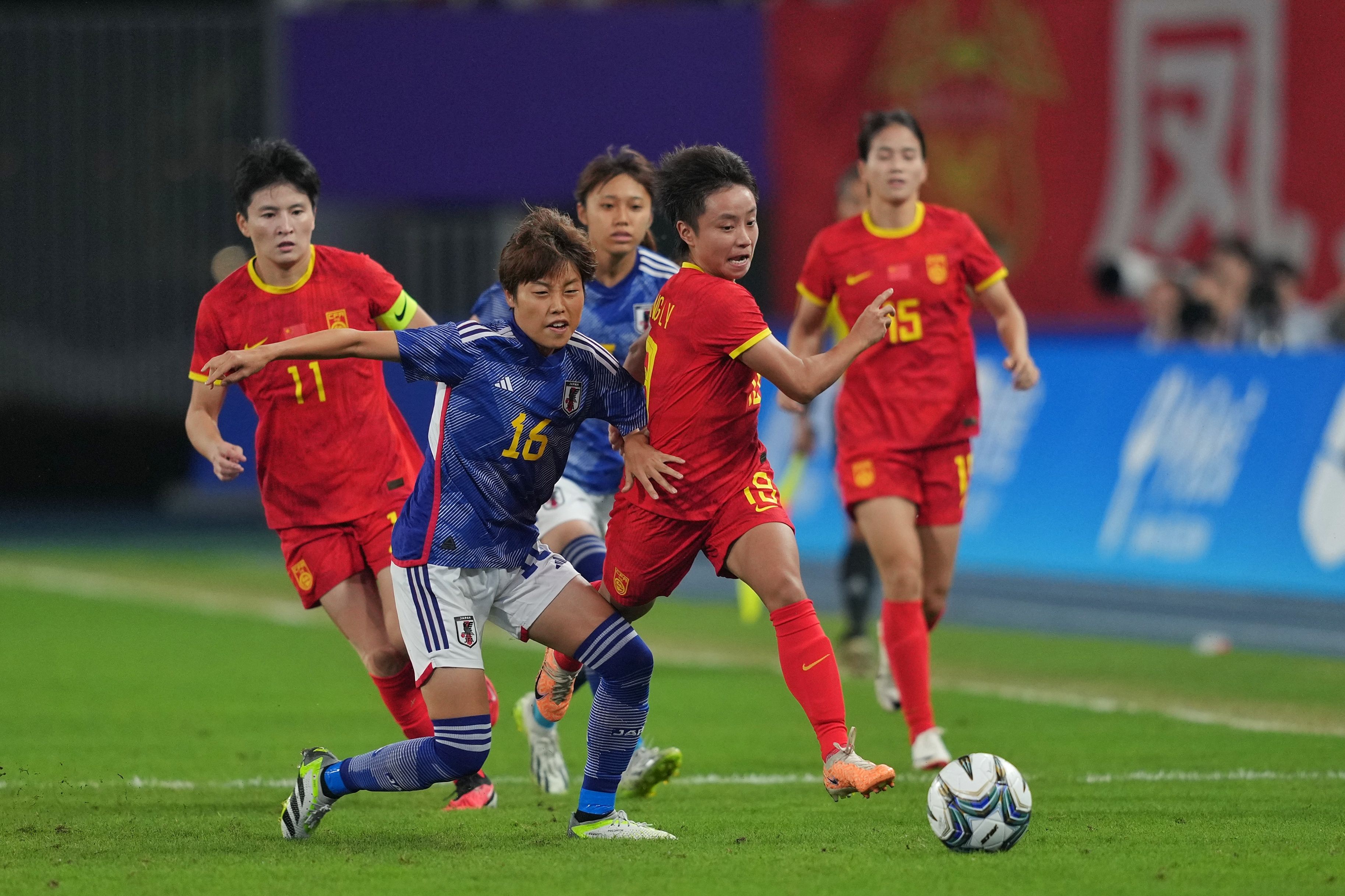 中国女足队员积极备战，迎接比赛挑战