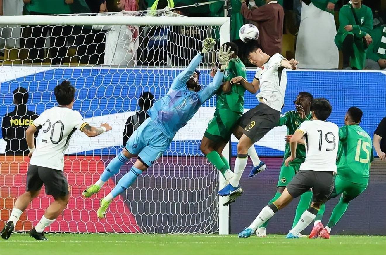 关于澳大利亚球员因红牌停赛，缺席下一场比赛的信息