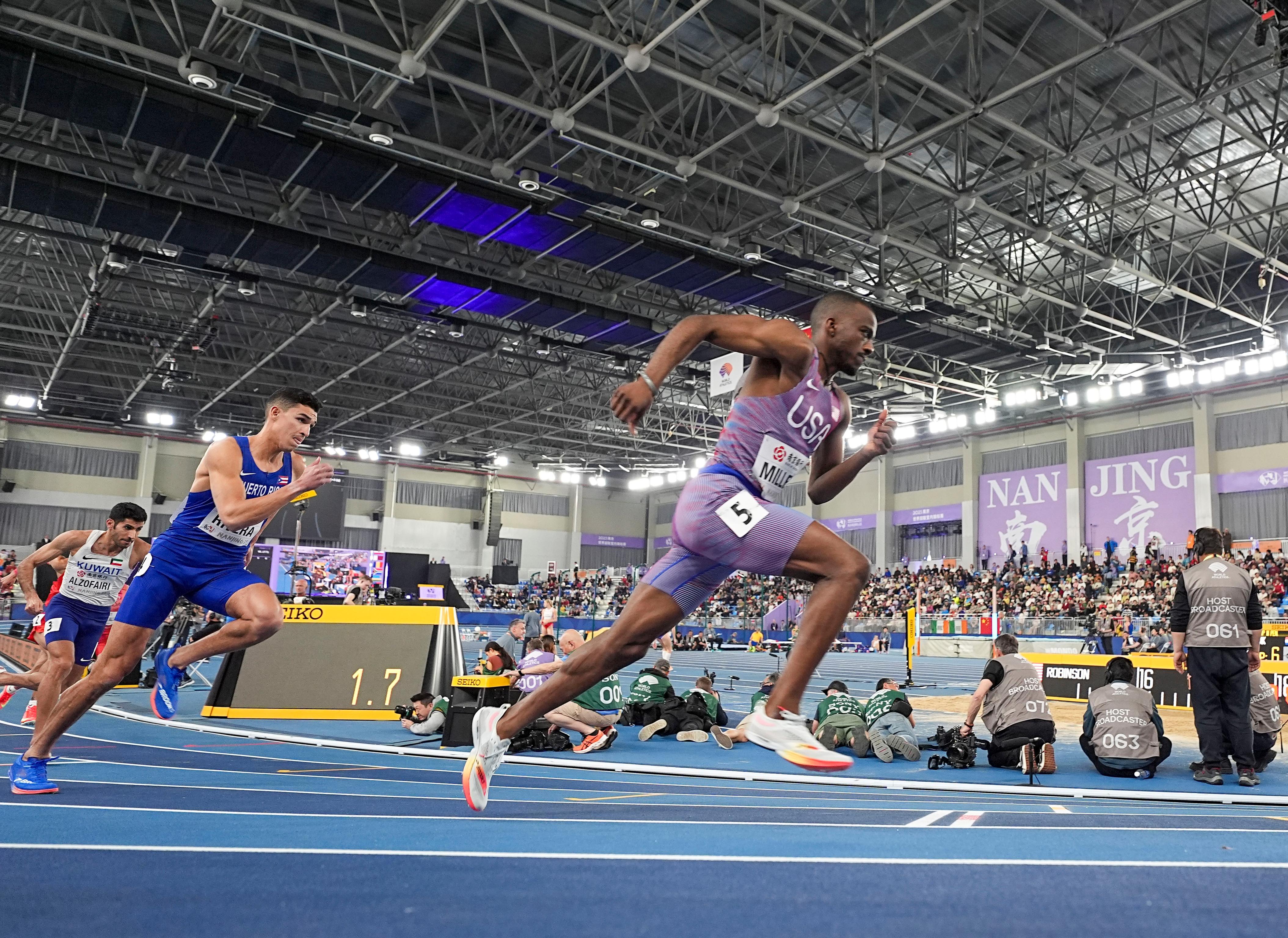 运动员们在赛场上尽情释放能量，竞技风采