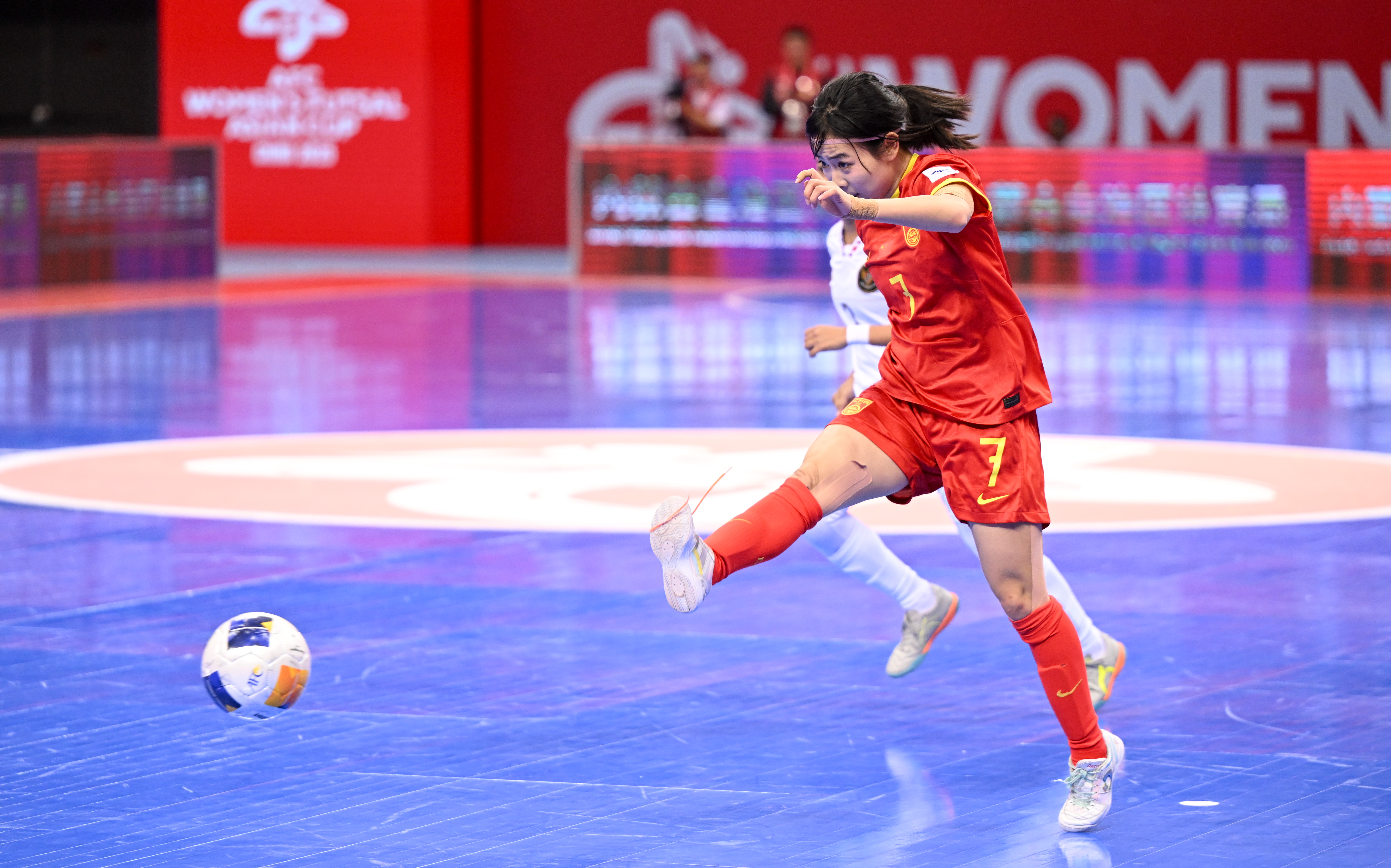 历史上第一次，国内足球女队赢得赛事冠军