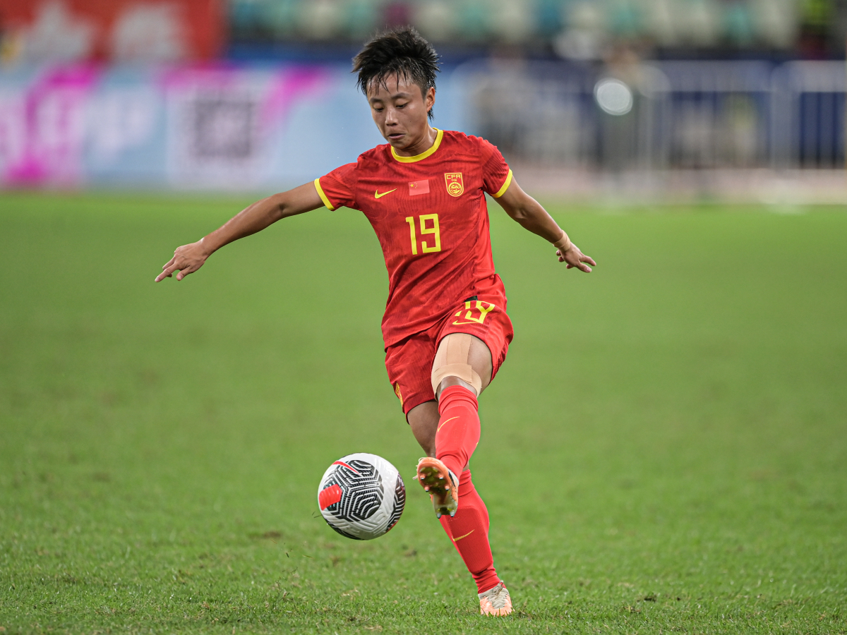 开云体育在线-中国女足队员努力拼搏，展现团队精神的简单介绍