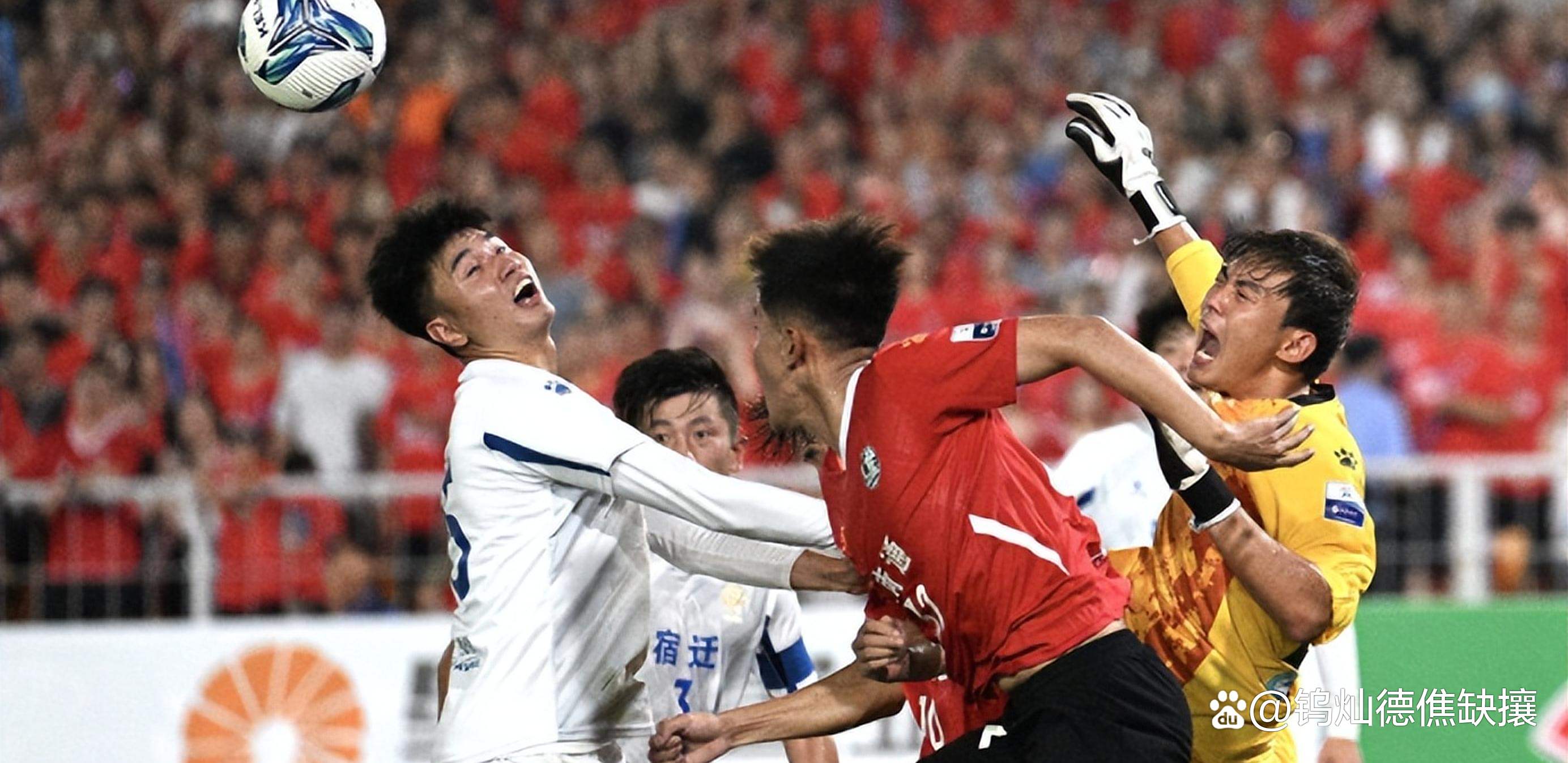 赛事掀起球迷热潮,欢呼不断 赛事掀起球迷热潮,欢呼不断