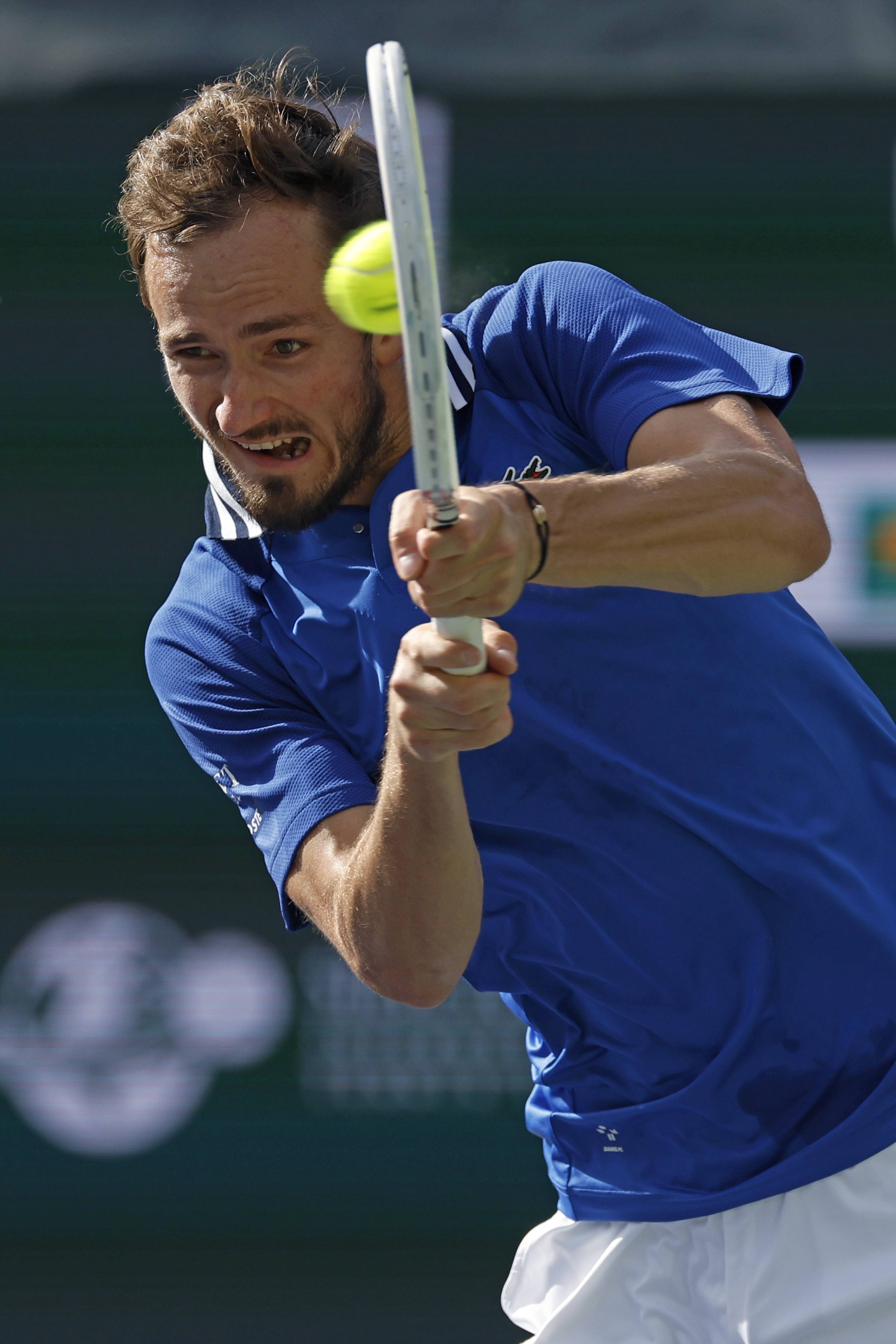 世界网球队险胜西班牙网球队,梅德韦杰夫送出助攻的简单介绍 世界网球队险胜西班牙网球队,梅德韦杰夫送出助攻的简单介绍